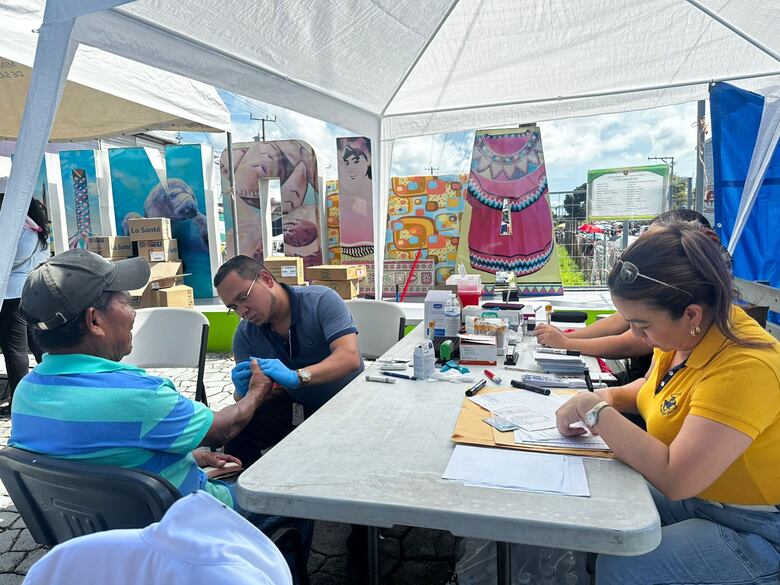 Minsa traslada por vía aérea más de 1,500 libras de medicamentos a Bocas del Toro ante bloqueo de vías