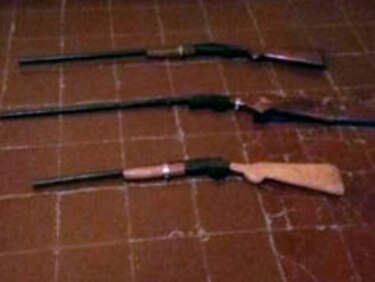 Detectan a sujetos que paseaban con arma de guerra