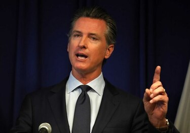 California sanciona ley que convierte en empleados a conductores de Uber y Lyft