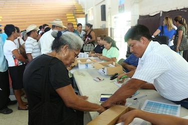 Entregan 14 mil tarjetas clave a beneficiarios de '120 a los 65' en Veraguas