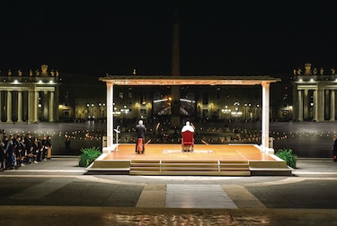 Vía Crucis en la plaza de San Pedro, pero sin público