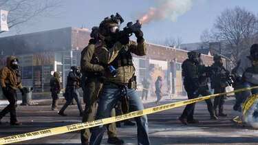 Protestas e indignación en EU tras la muerte de un manifestante en Mineápolis a manos de agentes migratorios