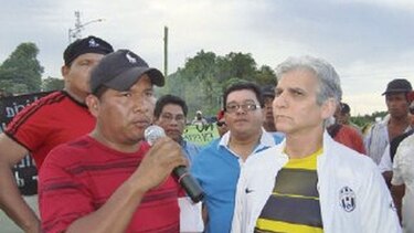 Extrabajadores bananeros cierran vía en Changuinola