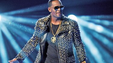 YouTube cierra dos canales de cantante R. Kelly