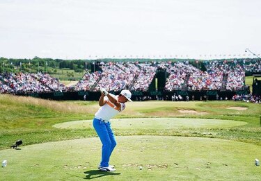 Rickie Fowler lidera el US Open en día de extremos