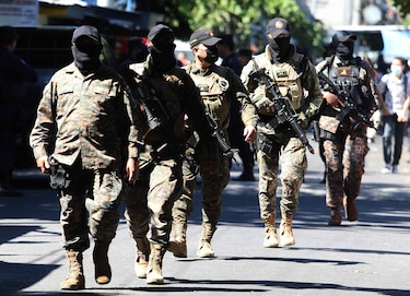 El Gobierno salvadoreño cerca una comunidad en capital con al menos 1,000 militares