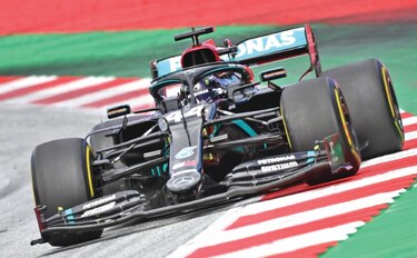 Hamilton pone las cosas en su sitio y Ferrari vive un desastre en Austria