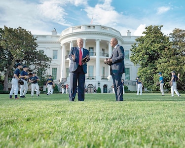 Donald Trump y  Mariano Rivera comparten apertura de Grandes Ligas