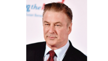 Familia de Halyna Hutchins demanda a Alec Baldwin