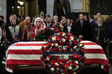 Visitantes honran al fallecido expresidente George H. W. Bush