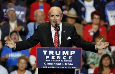 Rudy Giuliani, principal asesor de Donald Trump pide que coloque todos sus negocios en un fideicomiso y no los toque mientras sea presidente