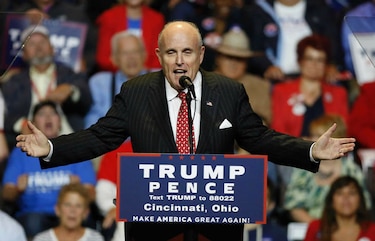 Rudy Giuliani, principal asesor de Donald Trump pide que coloque todos sus negocios en un fideicomiso y no los toque mientras sea presidente