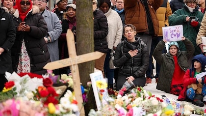 Sale a la luz el video filmado por el agente de ICE que mató a tiros a una mujer en Mineápolis