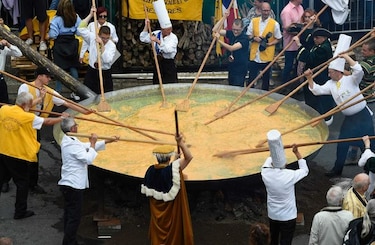 A pesar del escándalo de los huevos, una ciudad belga cocina su 'omelette' gigante