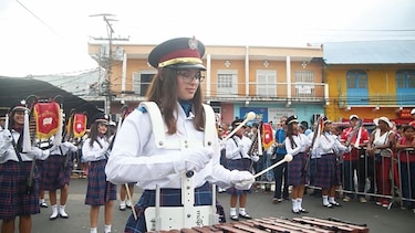 Delegaciones estudiantiles rinden honor a la patria