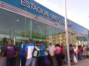 Las primeras filas para abordar el Metro de Panamá
