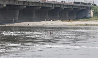 El nivel de amoniaco envenena el principal río de Nueva Delhi 