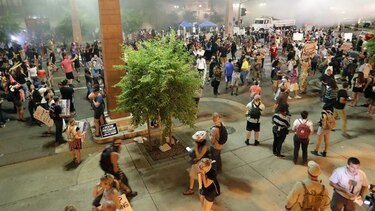Trump fustiga a la prensa y se defiende en encendido discurso en Arizona