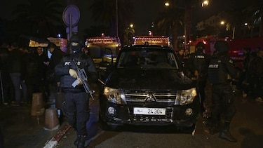Al menos una decena de muertos al estallar autobús militar en Túnez