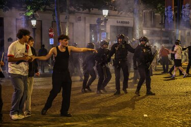 París se convirtió en una gran fiesta manchada por los disturbios con casi 300 detenidos