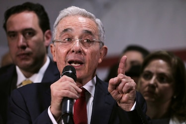 La Fiscalía colombiana acusa formalmente al expresidente Álvaro Uribe por tres delitos