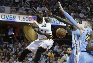LeBron James se luce y Cavaliers aseguran título de división