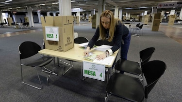 Abren las mesas de votación para histórico balotaje en Colombia
