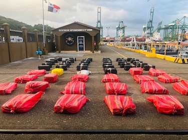 Decomisan cargamento de droga en aguas de Punta Coco