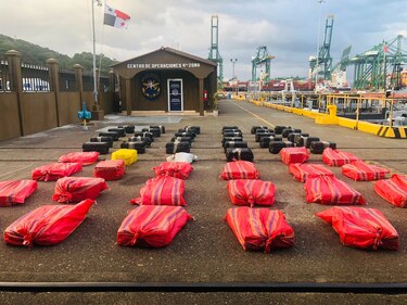 Decomisan cargamento de droga en aguas de Punta Coco