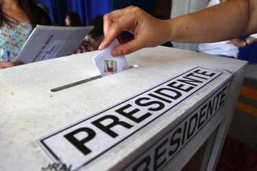 Finalizan elecciones en Chile con socialista Bachelet como favorita
