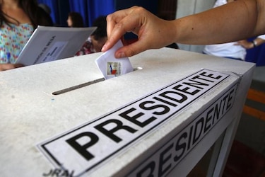 Finalizan elecciones en Chile con socialista Bachelet como favorita