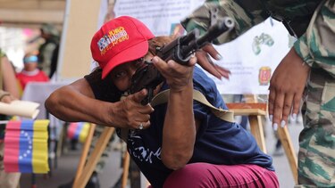‘Si tengo que dejar mi vida luchando, la dejo’: el entrenamiento a civiles que hace el gobierno de Venezuela
