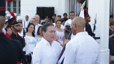 Mariano Rivera recibe el pabellón nacional y llama a disfrutar de las efemérides patrias