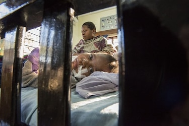 Entrevista a Terrie Taylor, una científica que se acerca a descifrar el enigma de la malaria