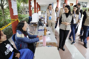 Concluye votación presidencial de Ecuador: González y Noboa esperan primeros resultados