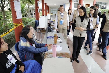 Concluye votación presidencial de Ecuador: González y Noboa esperan primeros resultados
