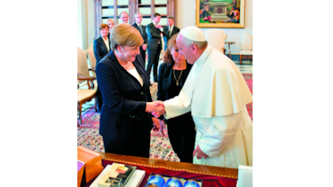 El papa instó a Merkel a luchar por el clima