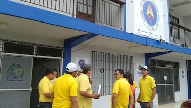 Conductores de buses colegiales protestan frente a la ATTT de Herrera