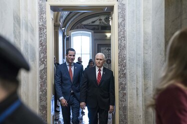 Trump recibe con honores a Guaidó en una audiencia opacada por el juicio político