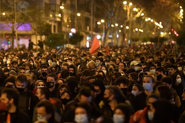 Asaltan comercios y lanzan bombas molotov a carros policiales durante protesta en Barcelona