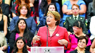 Bachelet aboga por despenalizar aborto
