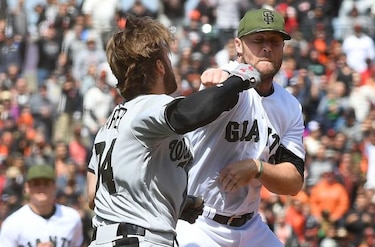 Posey se queda como espectador en riña y recibe críticas