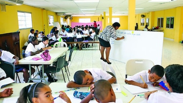Padres de familia rechazan reubicación de alumnos