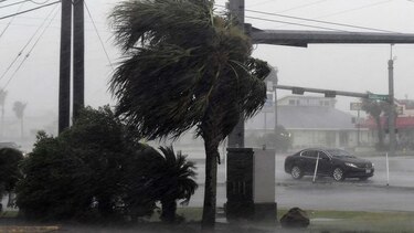 Huracán Harvey toca tierra y amenaza costa de Texas