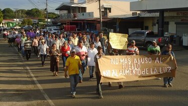Santeños protestan contra el alza de la energía eléctrica