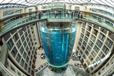 Revienta el acuario cilíndrico más grande del mundo
