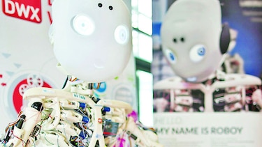 Un pequeño robot que imita a los humanos