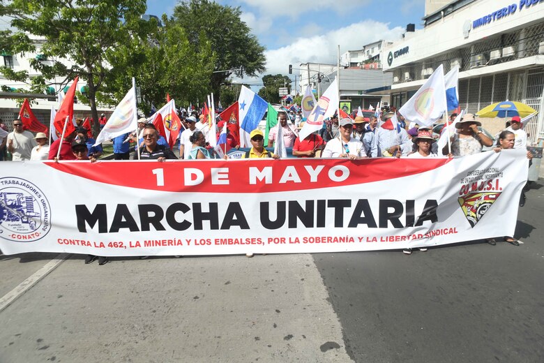 Trabajadores, docentes, grupos sindicales, marcharon este 1 de mayo en medio de una huelga