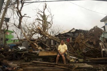 Aumentan los muertos y la desesperación entre los supervivientes del tifón