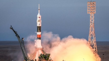 El cohete Soyuz se acopla con éxito a la estación espacial